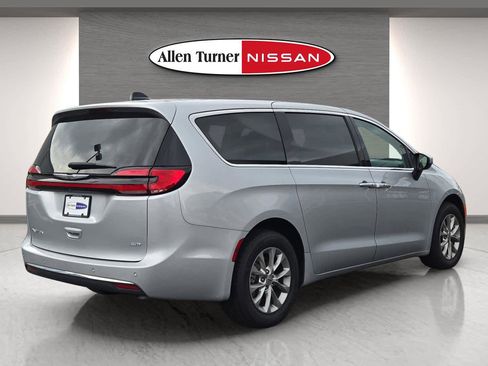 Used 2023 Chrysler Pacifica Touring-L image 12