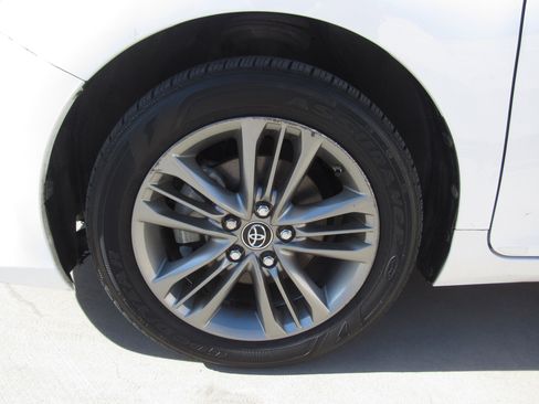 Used 2016 Toyota Camry image 4