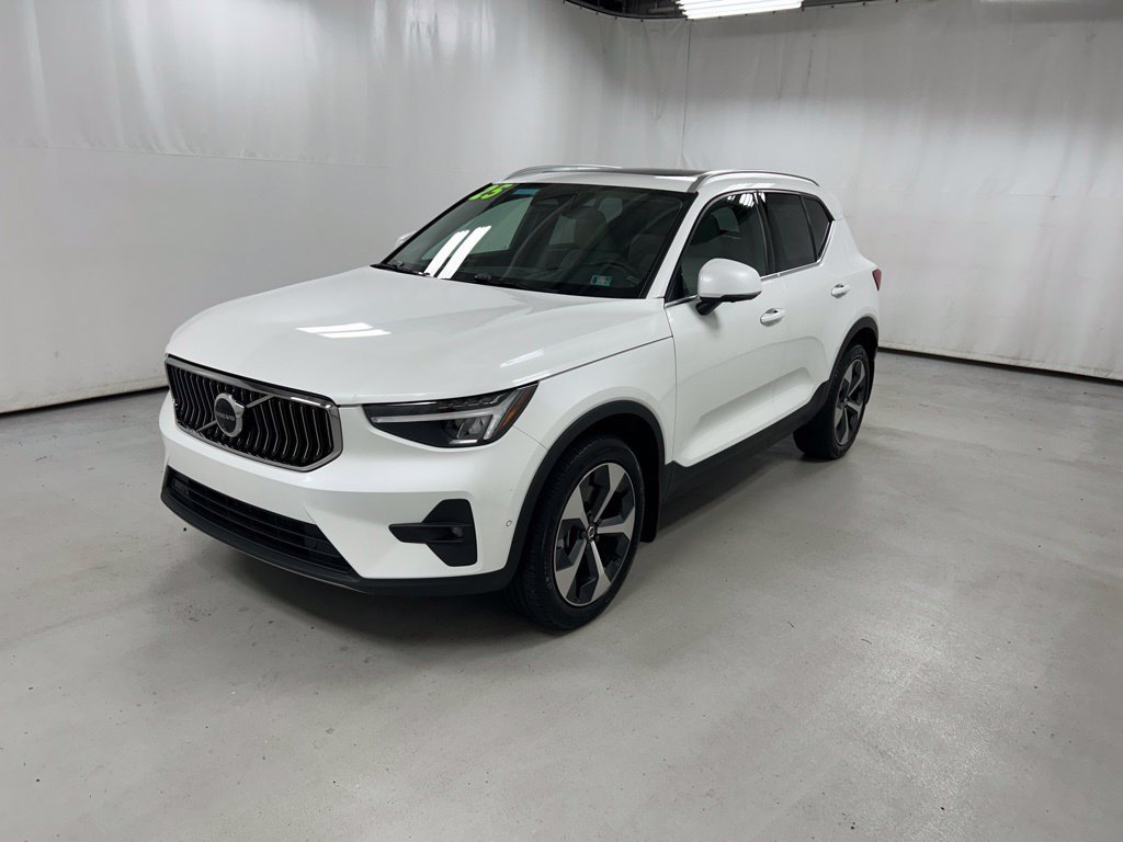 Used 2025 Volvo XC40 B5 Plus AWD/4WD image 2