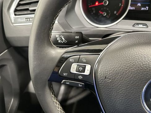 Used 2021 Volkswagen Tiguan SE image 40
