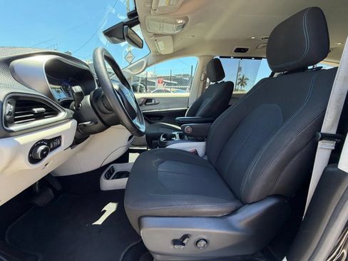 Used 2021 Chrysler Pacifica Touring FWD image 12
