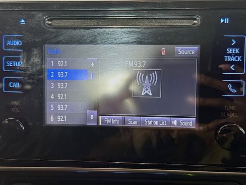 Used 2017 Toyota Corolla LE w/ Carpet Mat Package (TMS) FWD image 19