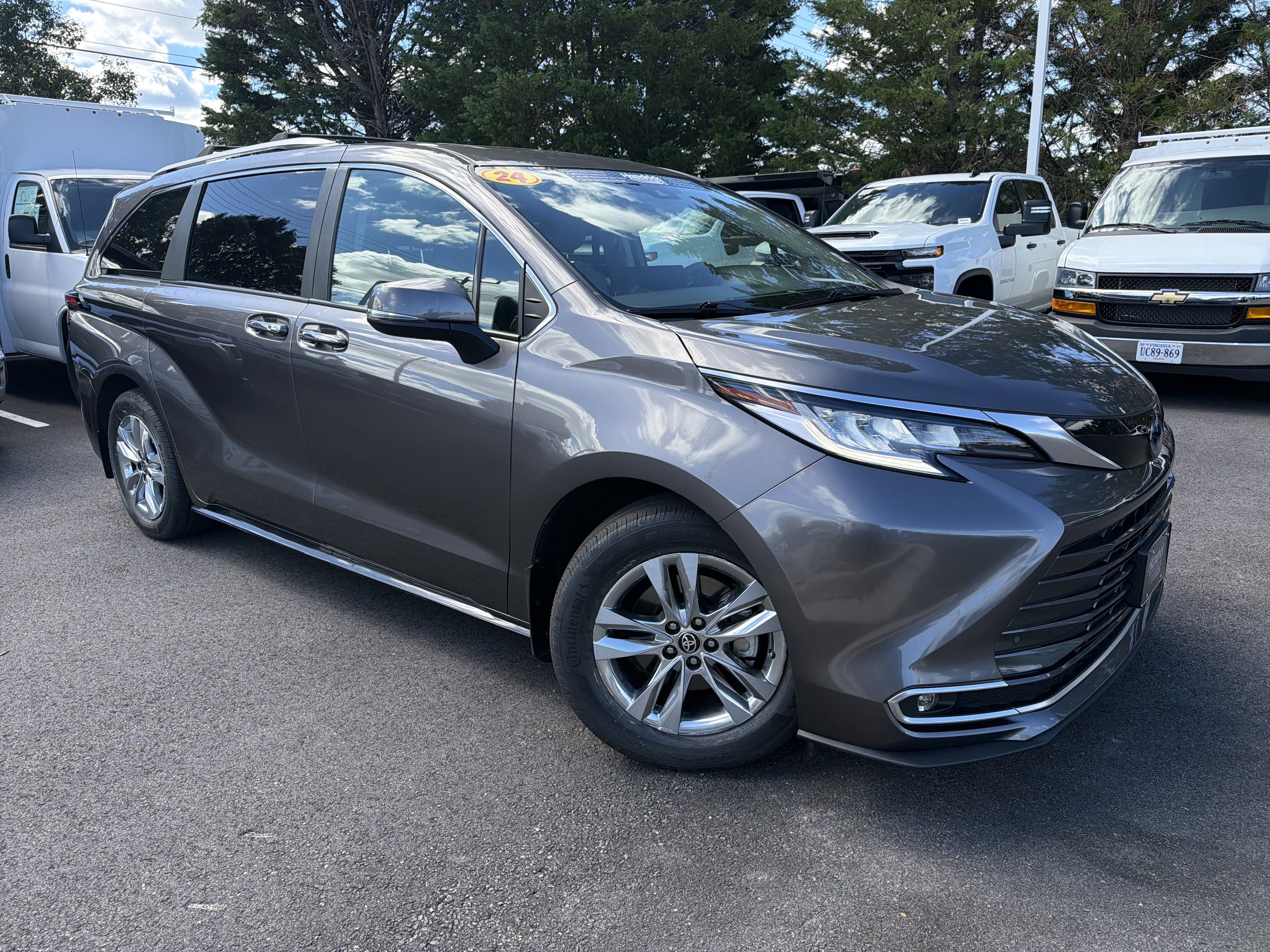 Used 2024 Toyota Sienna Limited AWD/4WD image 2