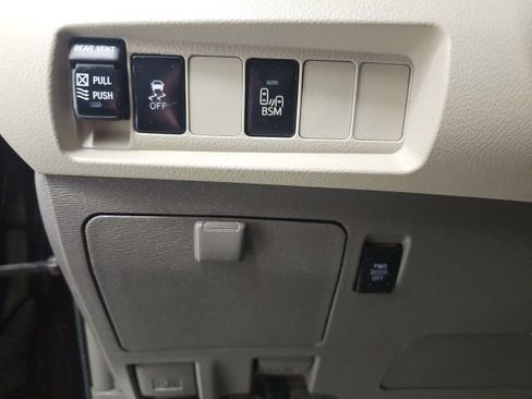 Used 2017 Toyota Sienna XLE image 16