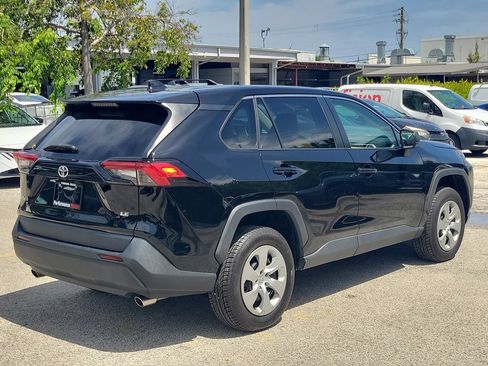 Used 2022 Toyota RAV4 LE FWD image 4