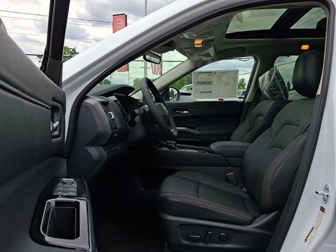New 2026 Nissan Pathfinder SL w/ SL Premium Package AWD/4WD image 10