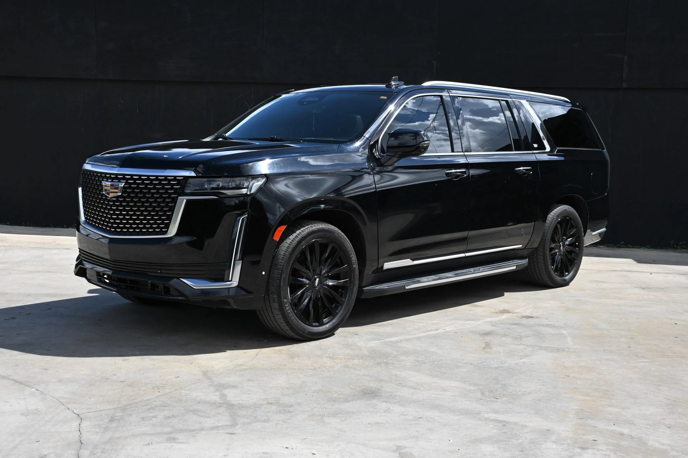 Used 2021 Cadillac Escalade ESV Premium Luxury w/ Driver Assist Tech Package AWD/4WD image 3