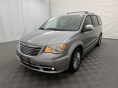 Used 2013 Chrysler Town & Country Touring-L w/ Driver Convenience Group FWD image 2