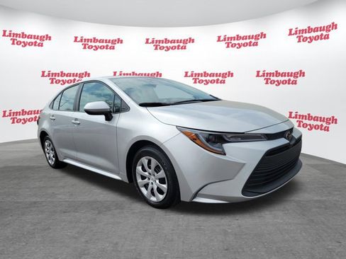 Used 2025 Toyota Corolla LE image 18