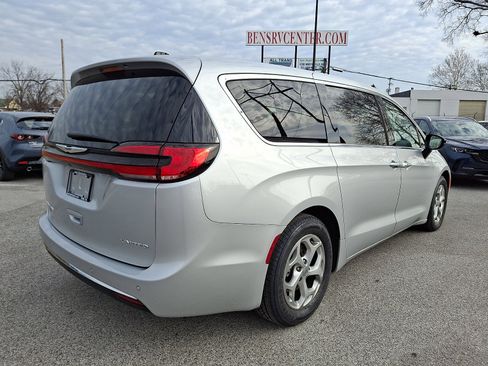 Used 2024 Chrysler Pacifica Limited image 7