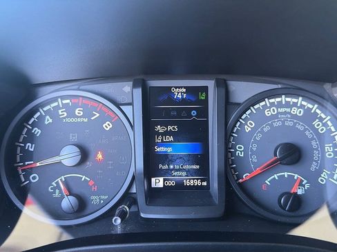 Used 2021 Toyota Tacoma SR5 AWD/4WD image 8