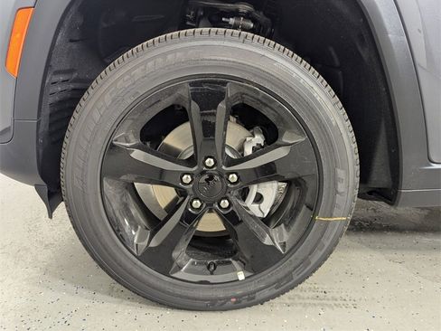 New 2025 Jeep Grand Cherokee Altitude image 9