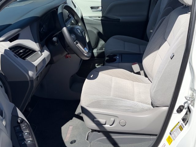 Used 2020 Toyota Sienna LE w/ Carpet Mat Package FWD image 20