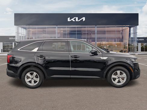 Used 2023 Kia Sorento LX image 3