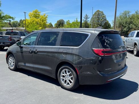 Used 2023 Chrysler Pacifica Touring-L FWD image 5