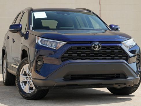 Used 2021 Toyota RAV4 XLE w/ Convenience Package FWD image 2