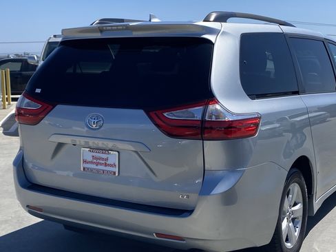 Used 2019 Toyota Sienna LE w/ Carpet Mat Package FWD image 4