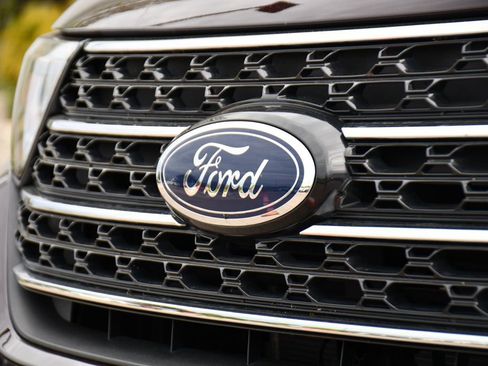 Used 2023 Ford Explorer XLT w/ Equipment Group 202A AWD/4WD image 43