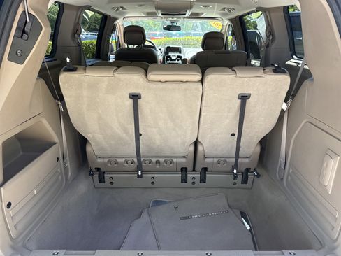 Used 2014 Chrysler Town & Country Touring-L w/ Driver Convenience Group FWD image 18