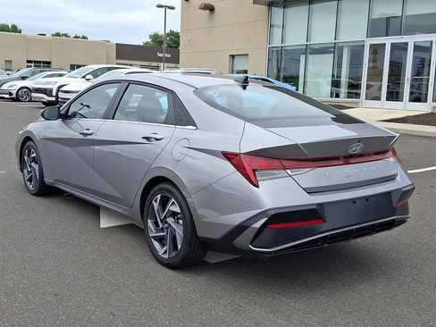 Certified 2025 Hyundai Elantra Limited FWD image 4