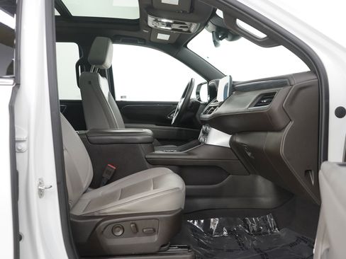 Used 2023 GMC Yukon SLT w/ SLT Premium Package AWD/4WD image 11