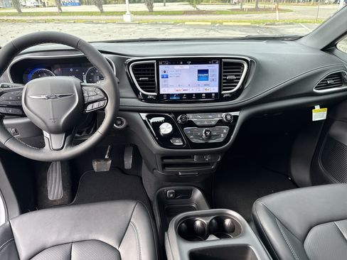 New 2026 Chrysler Pacifica Select w/ S Appearance Package image 17