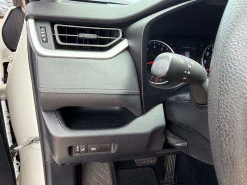 Used 2021 Toyota RAV4 LE AWD/4WD image 28