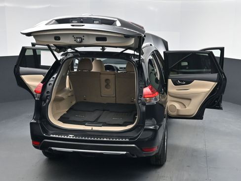 Used 2017 Nissan Rogue SV w/ SV Premium Package image 25