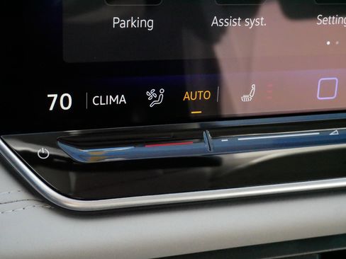 Used 2025 Volkswagen Tiguan SE image 27