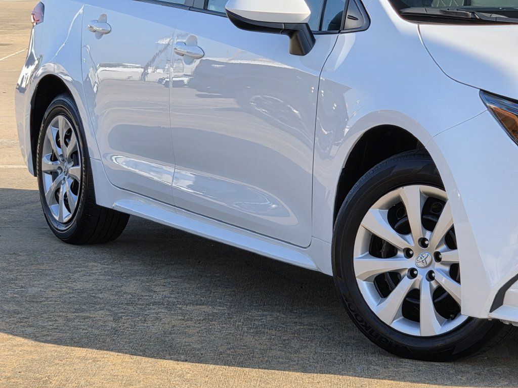 Used 2025 Toyota Corolla LE FWD image 11