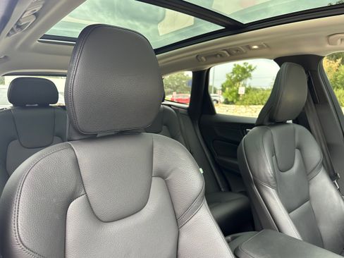 Used 2023 Volvo XC60 B5 Plus image 11