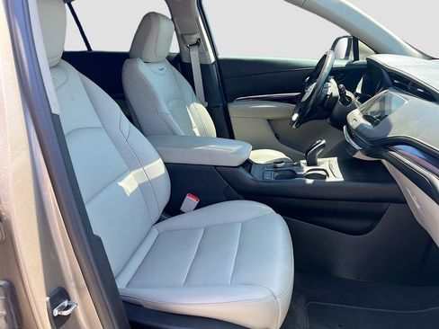Used 2022 Cadillac XT4 Luxury w/ Cold Weather Package FWD image 27