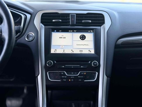 Used 2017 Ford Fusion SE w/ Equipment Group 602A FWD image 17