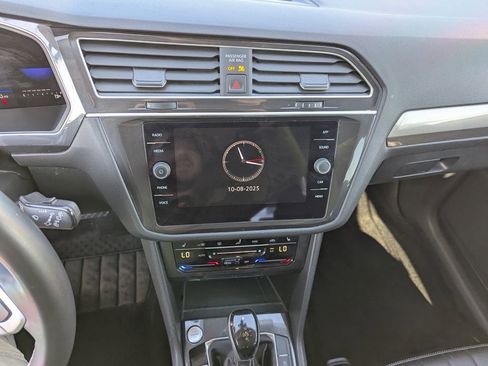 Used 2024 Volkswagen Tiguan SE AWD/4WD image 19