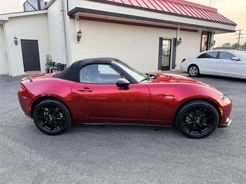 Used 2021 MAZDA MX-5 Miata Club RWD image 4