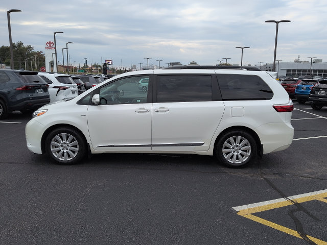 Used 2017 Toyota Sienna Limited AWD/4WD image 4