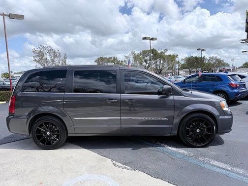 Used 2015 Chrysler Town & Country Touring image 7