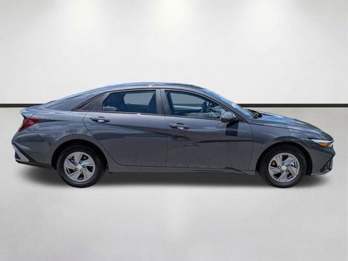 Used 2025 Hyundai Elantra SE FWD image 3