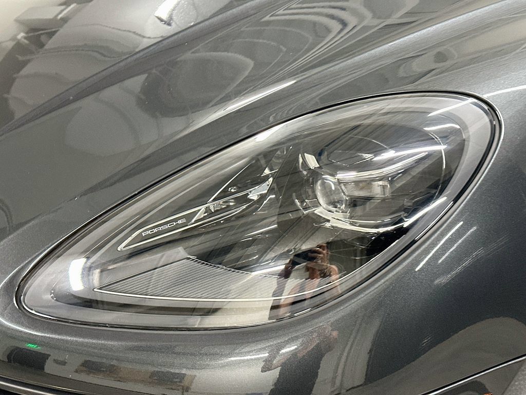Certified 2025 Porsche Macan AWD/4WD image 32