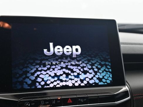 Used 2025 Jeep Compass Trailhawk AWD/4WD image 23