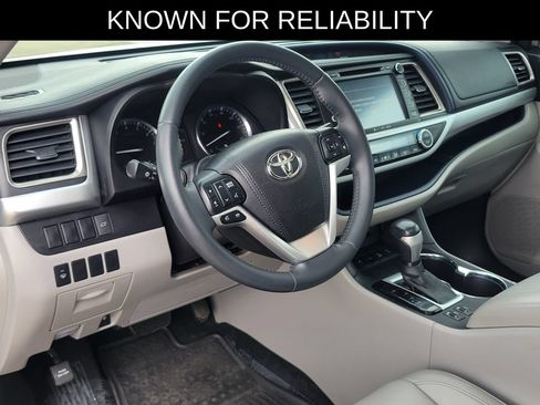 Used 2016 Toyota Highlander XLE AWD/4WD image 19