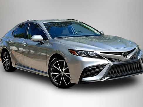 Used 2023 Toyota Camry SE image 2