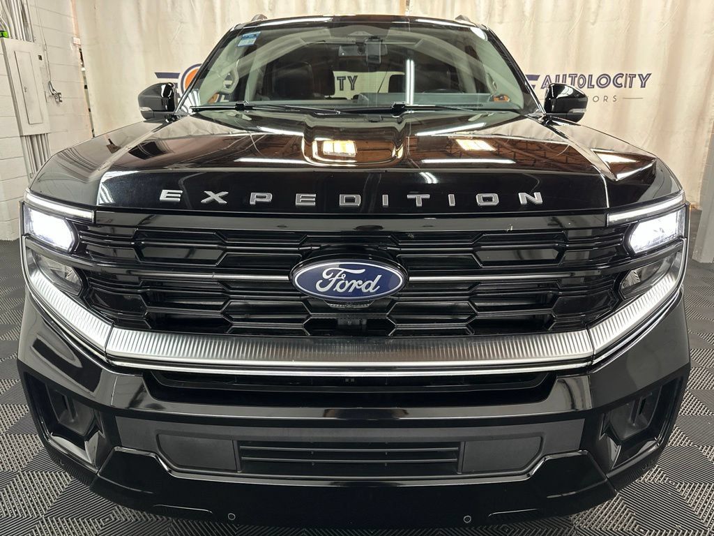 Used 2025 Ford Expedition Max Platinum AWD/4WD image 3