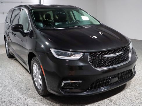 Used 2023 Chrysler Pacifica Touring-L image 5