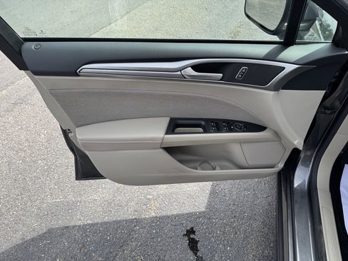 Used 2019 Ford Fusion SE FWD image 7
