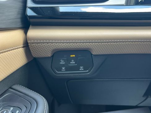 Certified 2025 Volkswagen Atlas Cross Sport SE FWD image 28
