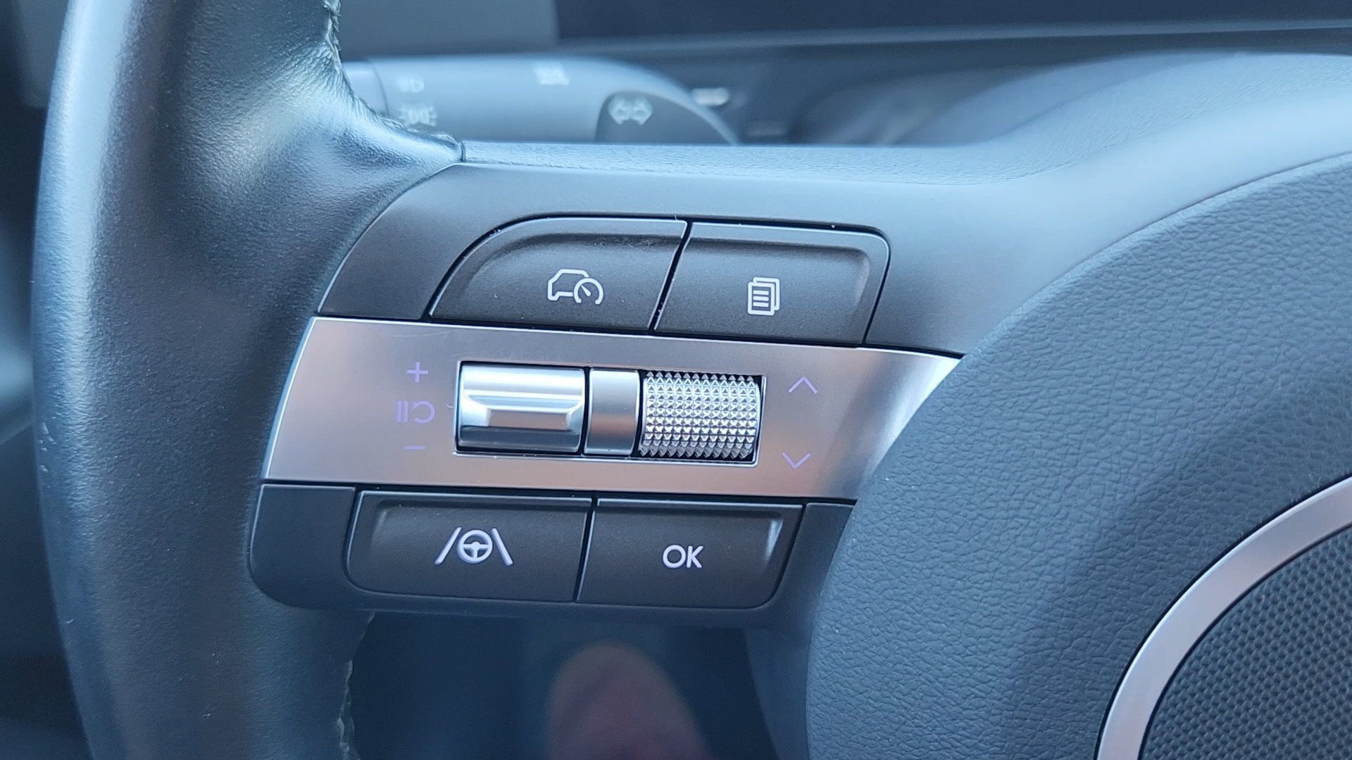 Certified 2025 Hyundai Kona SEL AWD/4WD image 11