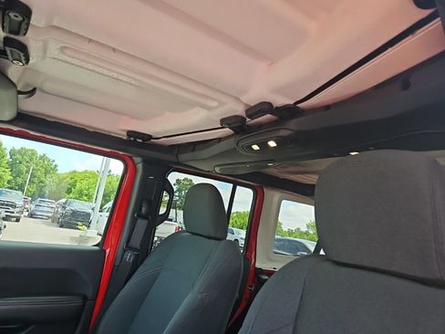 Used 2025 Jeep Wrangler Unlimited Sahara AWD/4WD image 16