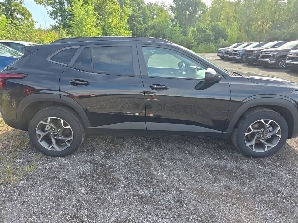 Used 2024 Chevrolet Trax LT w/ Sunroof Package FWD image 2