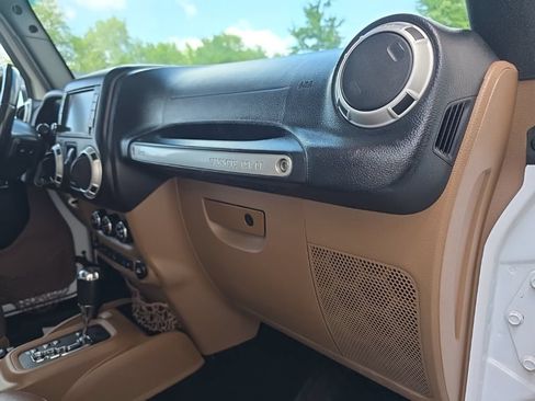 Used 2015 Jeep Wrangler Unlimited Sahara w/ Connectivity Group AWD/4WD image 19